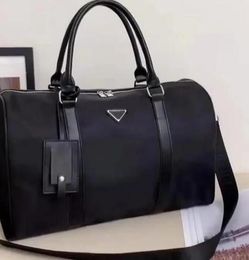 2023 Diseñador de alta calidad Bolsas de viaje Nylon Negro Bolsos de moda Gran capacidad Holdall Llevar en equipajes Bolsas de lona Hombres de lujo Equipaje Bolsa de viaje