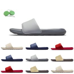 2023 Designer Vict Ori Men Women Slippers Triple Red Wit Midnnight Navy Wheat Mens Dames Slide platform platform Sandel Sandel Casual schoenen Slipperglaasjes Luxe Sandalen