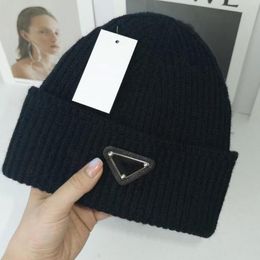 2023 Designer winter gebreide beanie wollen hoed vrouwen dikke gebreide dikke warme faux bont pom muts hoeden vrouwelijke motorkap beanie caps 8 kleuren