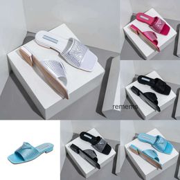 2023 Designer Vrouwen Flats Slippers Slides Sandalen Mode Zomer Dames Strass Diamanten Bezaaid Bovenste Slipper Sexy Vrouw Driehoek Schoenen Loafers Slippers