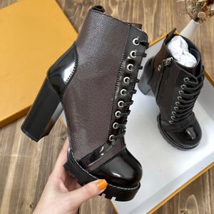 2023 Designer Dames Laureaat Laarzen Merk Flamingo's Liefde Pijl Medaille Martin Boot Winter Lederen Grove Hak Schoenen Woestijn Dikke Hakken Booties #03698