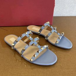 2023 Sandalias de diseño para mujeres de diseñador Hollow Out Flat Sandal Sandal Rivet Girl Shoes Platform Slides Dama Casual Flip 35-43