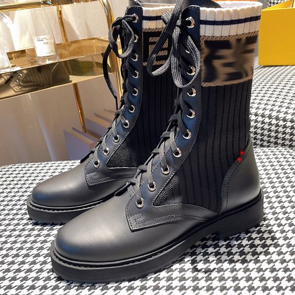 2023 Diseñador Mujeres Cuero brillante Nylon Hailf Botas Moda Tacones gruesos Martin Tobillo Botines Cuero genuino Combate Bota Damas Plataforma de invierno Zapatos Caja -N140