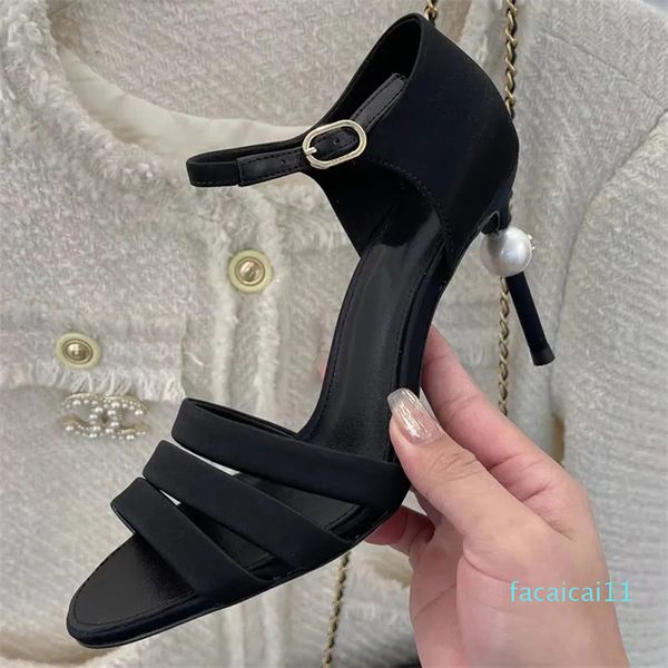 2023 diseñador para mujer Sandalias de perlas para mujer Material satinado Temperamento elegante Negro blanco zapatos con hebilla de una palabra ladys sexy Tacón trasero