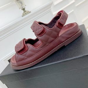 2023 Designer Womens Sandale ￩tanche plate-forme ￩paisse talon de mode en cuir Chaussures de mode m￩tal boucle f￪te luxe sexy sandals noir et blanc abricot 25 couleurs