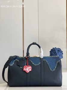 2023 Designers mode sacs polochons luxe hommes femmes sacs de voyage sacs à main en cuir grande capacité fourre-tout bagage à main nuit week-end sac avec serrure