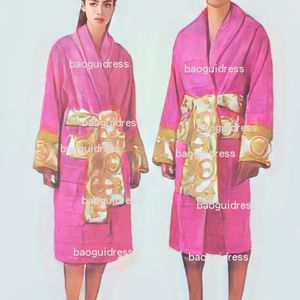 2023 Diseñadores Hombre Mujer Bata Albornoz de moda Ropa de playa informal Luxurys Camisa con estampado de letras Manga larga Europa América Vestido barroco Impresión de imagen rosa