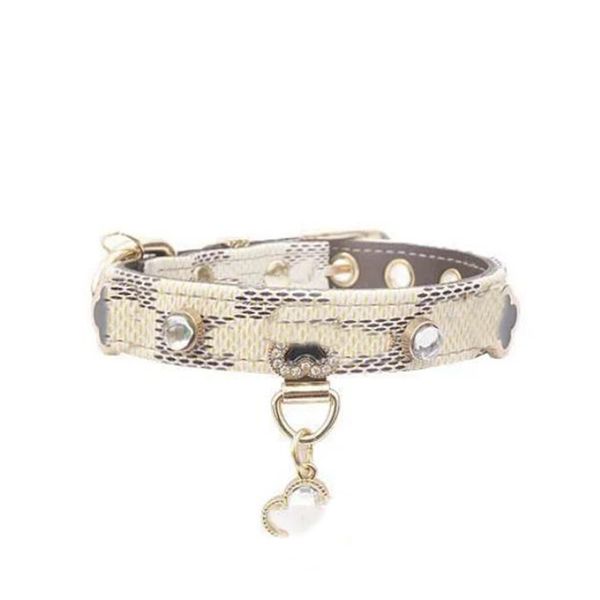 2023 Accessoires pour chiens Collier de chien en cuir PU antique incrusté de diamants Petit cou de chien Collier de cou de chien Colliers de chat avec des fournitures pour animaux de compagnie en diamant