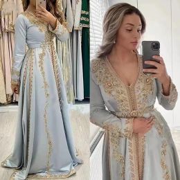 2023 Robes de soirée bleu poussiéreux Cristaux à manches longues Péquelles perlées V Longueur du sol Satin plus taille Prom Vempe de bal Vestidos personnalisés formels