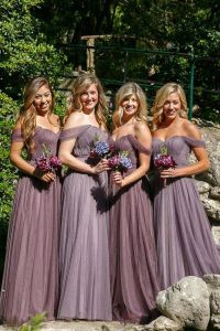 2023 Dustige lavendel bruidsmeisje jurken van de schouder een lijn tule riemen vloerlengte mouwloze ruches op maat gemaakte plus size bruidsmeisje jurken