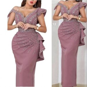 2023 Dustige roze sexy Arabische Dubai prom jurken Off schouder zilveren kristallen kralen Cap mouwen plus size feest avondjurken dragen schede ruches vloeren lengte