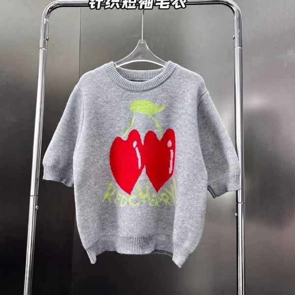 Suéter de manga corta de punto Jacquard con cerezas frutales, tendencia bonita y versátil para reducción de edad, principios de otoño, 2023