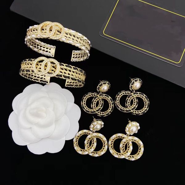 2023 Boucles d'oreilles et bracelets en cuir véritable Plaqué or Découpe Ensemble de mode pour femmes Boucles d'oreilles en perles de créateur Bracelet Cadeau de mariage Bijoux de mariée avec boîte et timbre