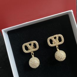 2024 Boucles d'oreilles Designer pour femmes Stud luxe or coeur forme perle cristal or double V lettre 925s bijoux en argent classique 89494