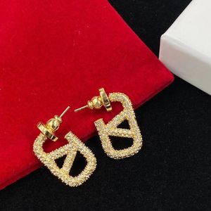 Nuevo diseñador de marca de lujo para mujer, lleno de diamantes, dorado, plateado, negro, rojo y colorido, doble V, 2 cm, pendientes con letras pequeñas y exquisitas, joyería de moda