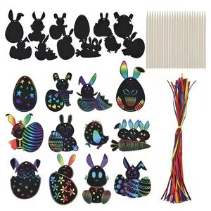 2023 Jeu de Pâques Pendentif Signets pour enfants DIY Scratch Papier à dessin coloré Lapin Oeufs de radis Un ensemble de 12 et 4 stylos en bois Imagination Loisirs