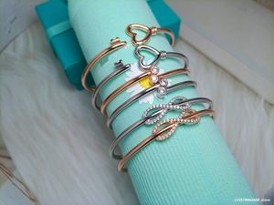 2023 Modèle d'amour élégant et luxueux Bracelets d'argent d'or Bracelets de créateurs de luxe pour femmes et hommes Vintage Bracelet de manchette creuse Bijoux Fête