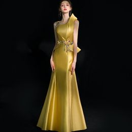 2023 Elegantes vestidos de fiesta de sirena con lentejuelas doradas Un hombro con cuello lateral Vestidos de noche divididos Satén Tren de barrido Ocasión especial Form296O