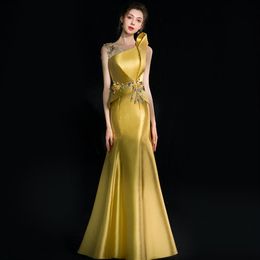 2023 Elegantes vestidos de fiesta de sirena con lentejuelas doradas Un hombro con cuello lateral Vestidos de noche divididos Satén Tren de barrido Ocasión especial Form2406