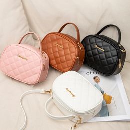 2023 Elegant Rhombus Shell Sac Fashion Simple Broidered épaule Messager Hands Messenger 240423