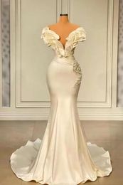 2023 Elegantes vestidos de novia de sirena de satén Vestidos fuera del hombro Volantes Longitud del piso Perlas de cuentas de cristal Ocasión nupcial larga Ropa formal Tren de barrido
