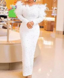 2023 Elegantes vestidos de noche formales blancos Perlas Con cuentas Plumas Mangas largas Funda hasta el tobillo Vestidos de recepción de novia Aso Ebi Vestido de fiesta de graduación árabe africano