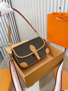 2023 Es Giant Maxi-reistas in gewatteerd leer designertas Damestassen Bevestigingen Crossbody Winkelen beroemd strand Grote Totes Schouders Portemonnee Handtassen