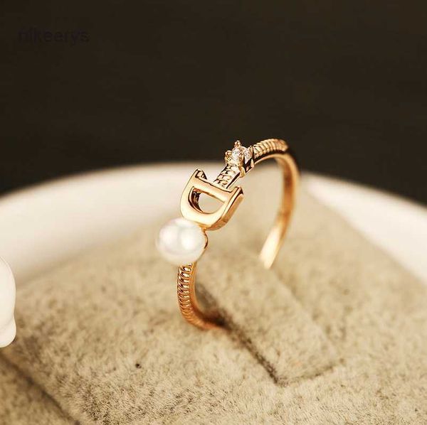 2023 Europa Marca Chapado en oro D Anillo de letra de alta calidad Perla Vintage Charms Anillos para el banquete de boda Retro Joyería de lujo Traje K6AL