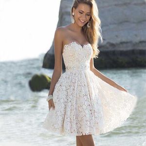 2023 Europese en Amerikaanse mode Summer Nieuwe dames witte bloemen wrap -borst uitgehold uitgezochte mouwloze één lijn kraag elegante avondjurk