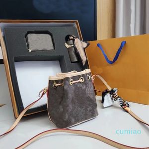 2023 Ensemble de trois pièces de luxe européen et américain Mini sac à bandoulière de luxe à l'épaule de seau chanceux Sac de voyage de boutique de design de concepteur avec boîte-cadeau