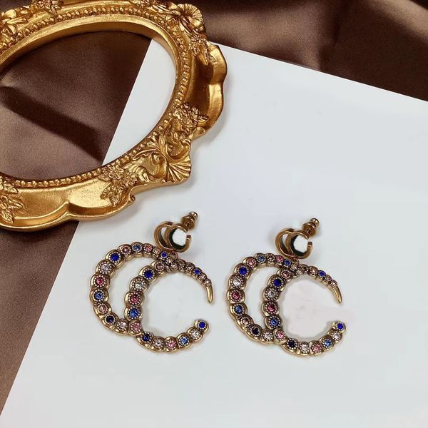 Boucles d'oreilles de luxe à charme minimaliste européen et américain, 2023. Boucles d'oreilles de créateur classiques de marque avec logo en diamant couleur. Les bijoux de créateur Aretes ont un cachet