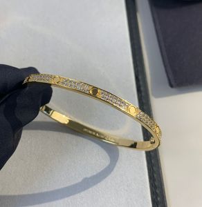 2023 Pulsera de banda punk con dije de material dorado V de excelente calidad con diamantes brillantes en tres colores chapados con sello de caja PS5139