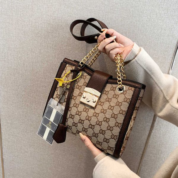 2023 Ventes directes d'usine de haute qualité Mid style ancien luxe léger grande nouvelle texture de niche boucle de verrouillage simple épaule portable chaîne de mode sac fourre-tout pour les femmes