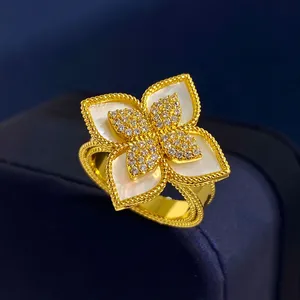 2023 Fahion Nouvelle arrivée Bagues de mariage de trèfle à quatre feuilles Designer Bijoux Or Argent Nacre Bague de fleur verte pour les femmes amant émail cadeau de fête