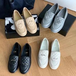 Chaussures habillées Loafers Fall Fashion Cuir Ringer All-Match Small Logo Logo En cuir chaussures de haute qualité Single Foot Metal Backle Black Platform Sneakers Single Shoe