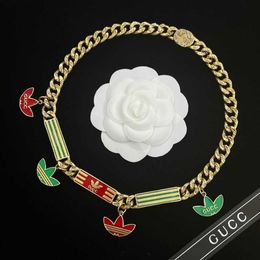 Le collier de trèfle coréen de haute qualité de la famille 2023 conçu par une chaîne de clavicule féminine est un ornement de luxe simple et polyvalent