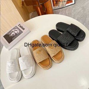 2023 beroemde merk Strand slippers Klassieke Platte hak Zomer Designer Mode flops leer dame Slides vrouwen schoenen Hotel Bad Dames sexy Sandalsqiuti17