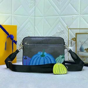 2023 Sacs de mode Designer Mens YK Trio Messenger Sac de luxe Monogrammes Fleurs Sac à bandoulière Homme Citrouille Sac à bandoulière Artiste japonais Sac à main en cuir Sac à main