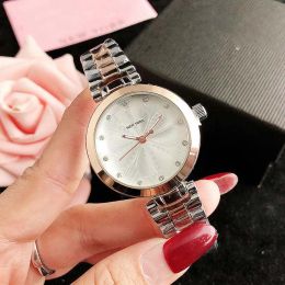 2023 mode gloednieuwe horloges vrouwen meisje kristal hartvormige stijl metalen stalen band quartz polshorloge groothandel cadeau gratis verzending designer