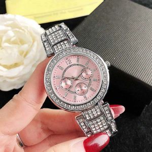 2023 Marque de mode Montres Femmes Fille Cristal Style Métal Acier Bande Quartz Montre-Bracelet Vente Chaude Montre Livraison Gratuite Cadeau buste vers le bas montre glacée