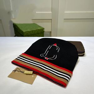 2023 Nuevo diseñador de moda Sombrero de punto Sombrero de invierno para hombres y mujeres Calor sin cabeza Sombrero para orinal Letra con estampado clásico Cuatro colores disponibles