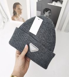 2023 Modeontwerper Luxe gebreide prd-hoed Klassieke heren- en dameshoed met letterrand Hoge kwaliteit Wintervrije tijd Outdoor Skiën 17 kleuren beschikbaar
