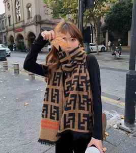2023 écharpes de créateur de mode écharpe en cachemire pour les femmes automne / hiver pour épaissir et garder au chaud châle polyvalent nouveau style chaud cape de style long