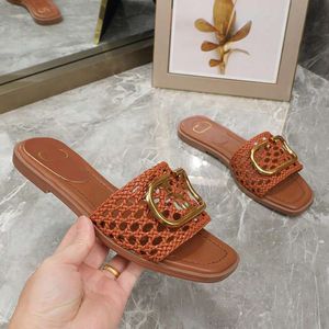 2023 Diseñador de moda Valentinoital Zapatillas para hombres y mujeres Zapatos de playa inferiores Piel desnuda Tacones medios Jab