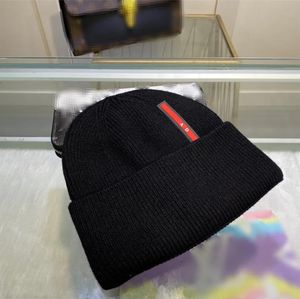 2023 Designers de mode Bonnet classique lettre badge crâne casquette froide homme femme chaud automne hiver ajusté unisexe bonne qualité