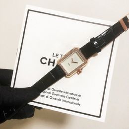 Fashion Designer montre des bracelets pour hommes Mouvement de quartz Mouvement de quartz de haute qualité montre White Diamond Wrist Wistres ennemi mariage Montre de Luxe D319