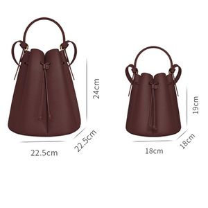 2023 Fashion Fallow Designer Petal Cousé Sac de seau en cuir réel Lady Minority Design Fashion Leather Women's Bag