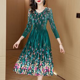 2023 Moda Floral Vestidos de terciopelo verde Mujeres Diseñador Fiesta de vacaciones Chic Midi Vestidos plisados Manga larga Otoño Invierno Cuello en V Slim Fit Vestidos de cumpleaños con estilo