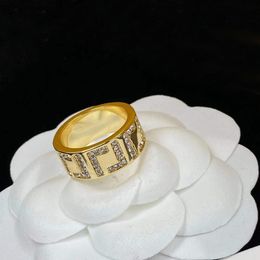 2023 Fashion Gold Letter Ring Bague voor vrouw eenvoudige persoonlijkheidsfeest bruiloftliefhebbers Gift Engagement Rings sieraden met doos NRJ