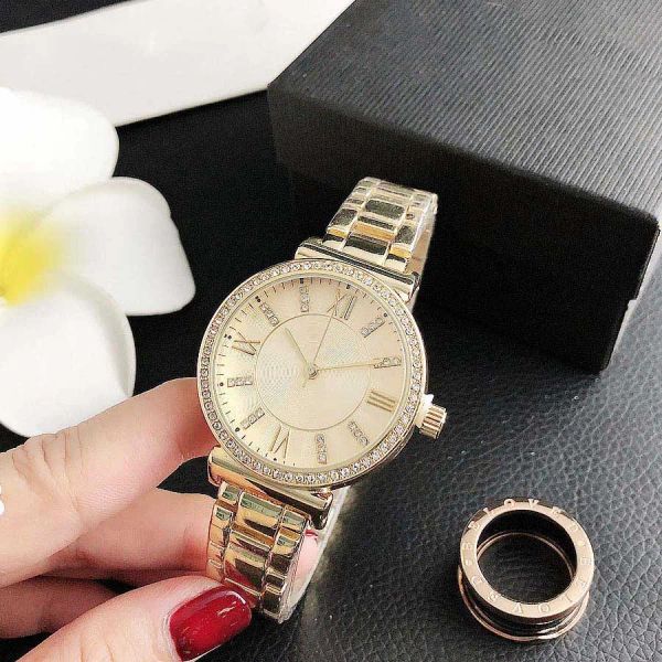 2023 Moda Venta caliente Marca Reloj Mujer Chica Estilo Cristal Metal Banda de acero Relojes de pulsera de cuarzo Venta al por mayor Envío gratuito Mujer Reloj Diseñador